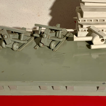 Ældre unikt dansk design træ hangarskib, fra midt 1900 tallet.