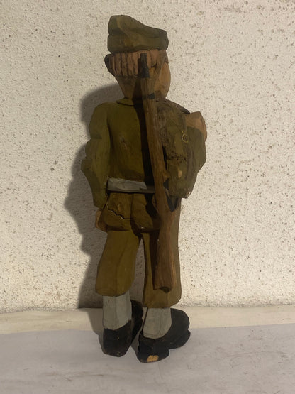 Vintage håndskåret svensk folkekunst træfigur, soldat med gevær ca. midt 1900-tallet
