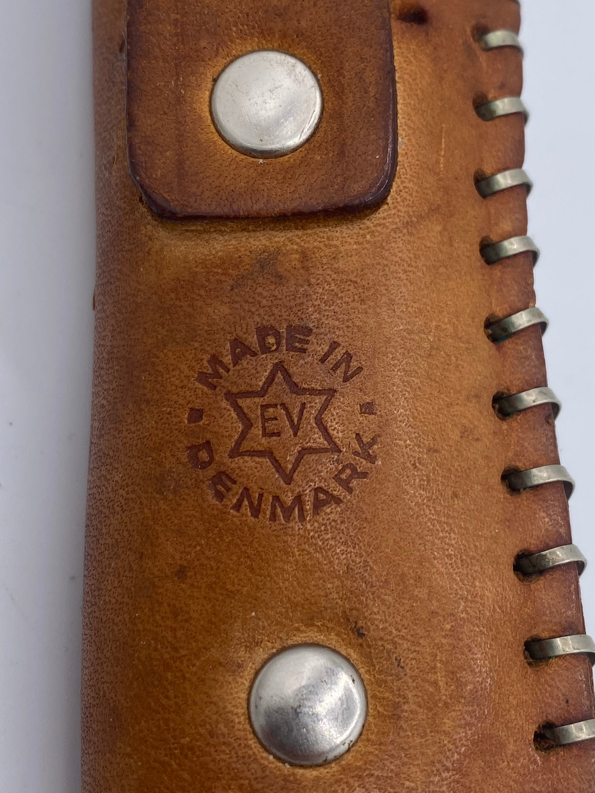 Erling Vangedal kniv med læderskede og strygestål. Danmark