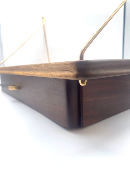 Vintage væghylde i teak med skuffe og messingbeslag. Danmark. Midt 20. årh