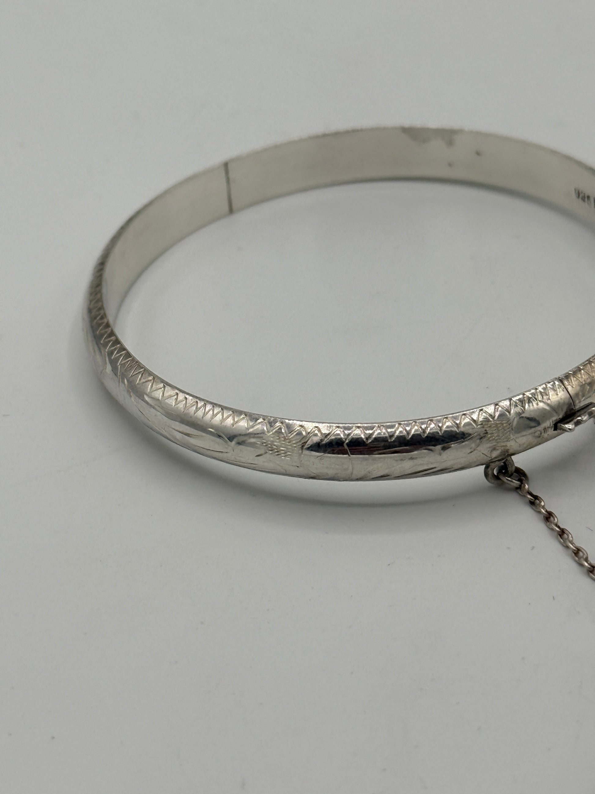 Vintage ciseleret rund Sterlingsølv armring. Fra midt 20.Årh
