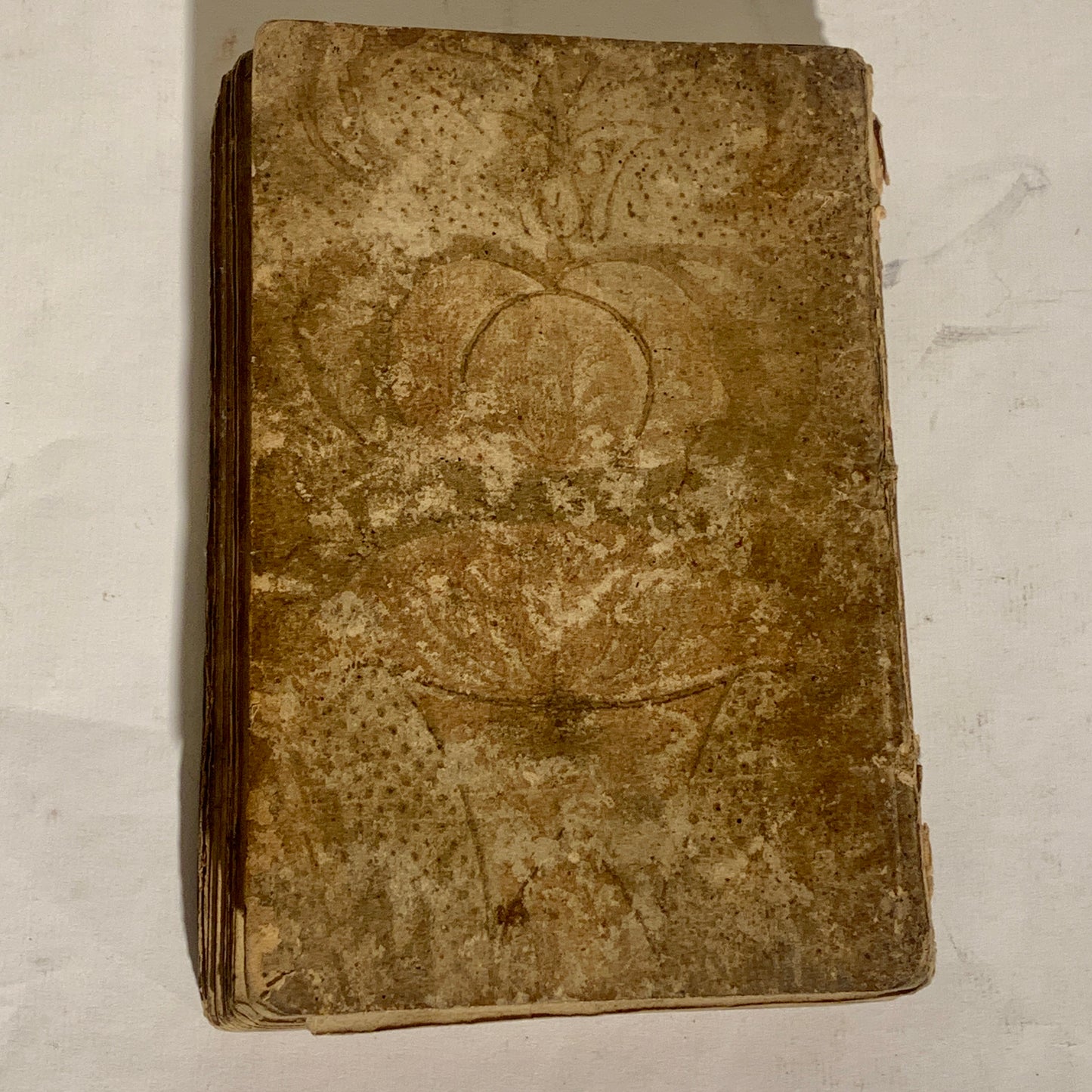 ASTRONOMISK OG HISTORISK ALMANAK AF BYEN LYON. Fransk bog fra 1745.