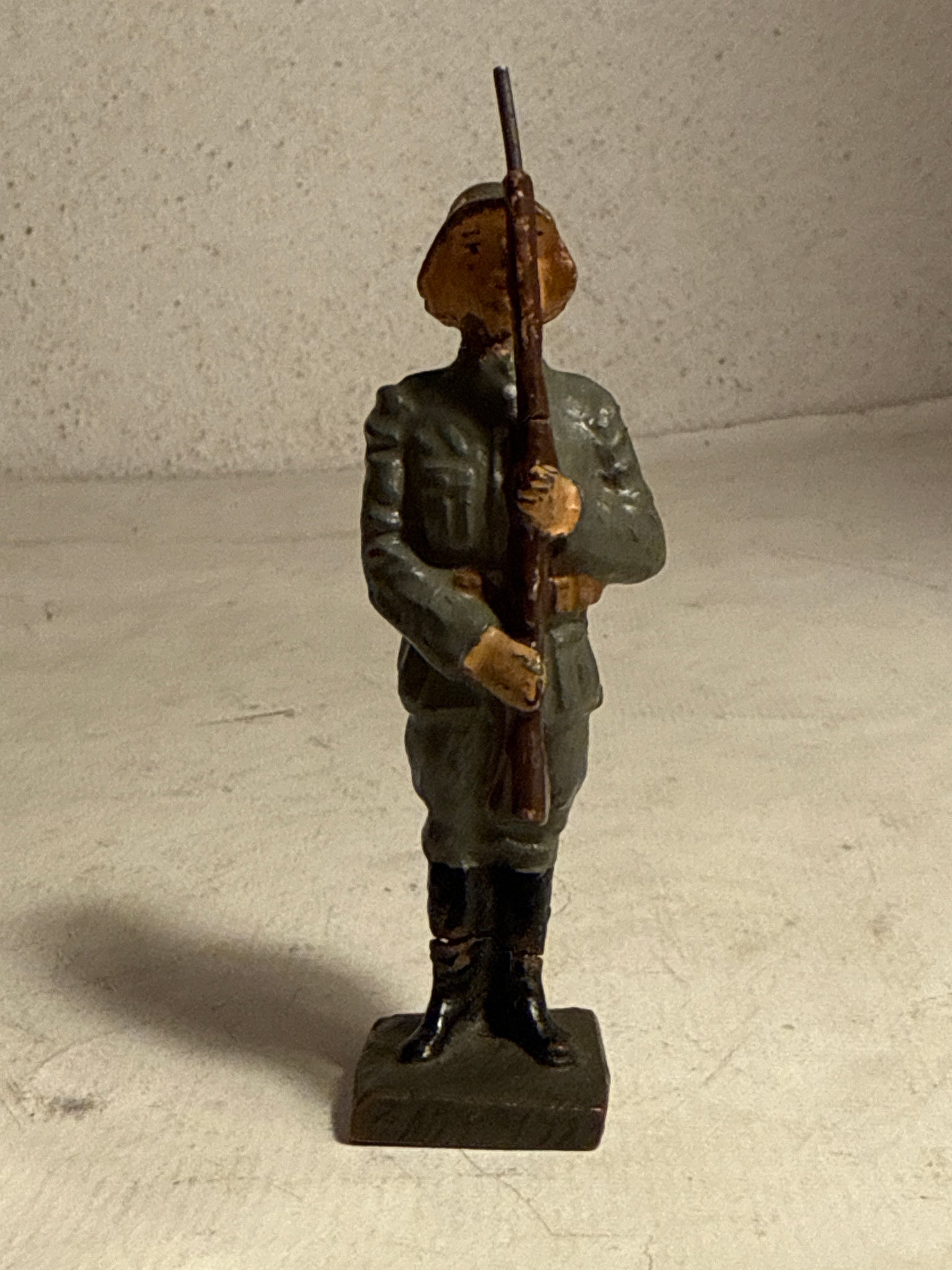 Lineol Dansk soldat stående vagt, fra 1930érne.