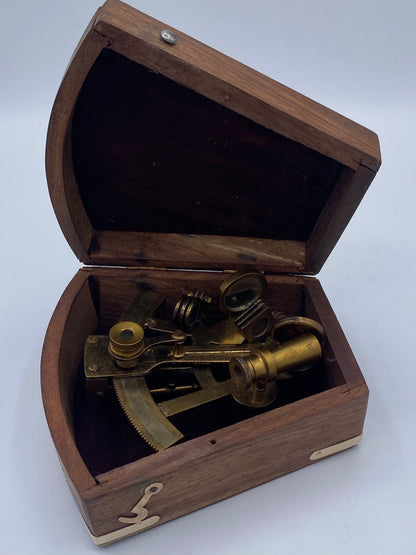 Maritimt sekstant-instrument i trækasse. Et vintage instrument fra 1910, efter Troughton & Simms. Indien. Sen 20. Årh