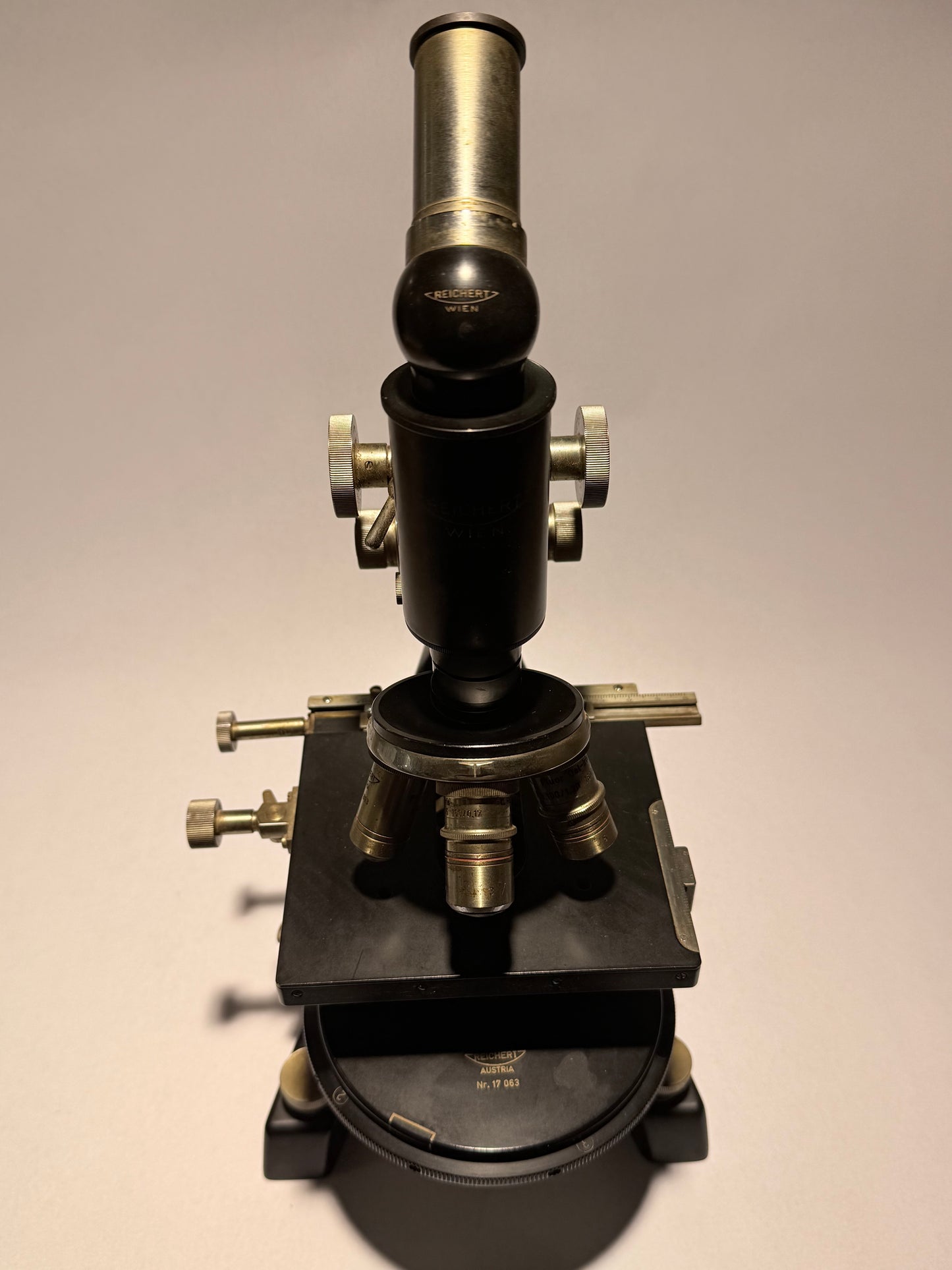 Reichert optisk mikroskop No 198504, med fire objektiver. Østrig. Fra 1940érne