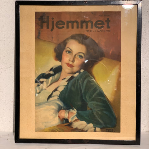 Original indrammet Hjemmet forside, fra 1940. Dame i sofa.