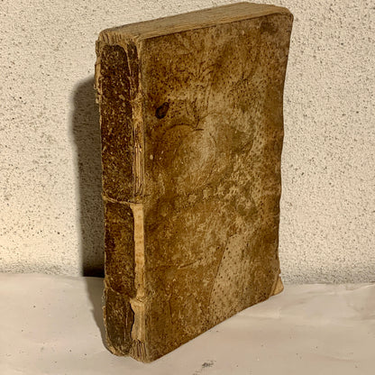 ASTRONOMISK OG HISTORISK ALMANAK AF BYEN LYON. Fransk bog fra 1745.