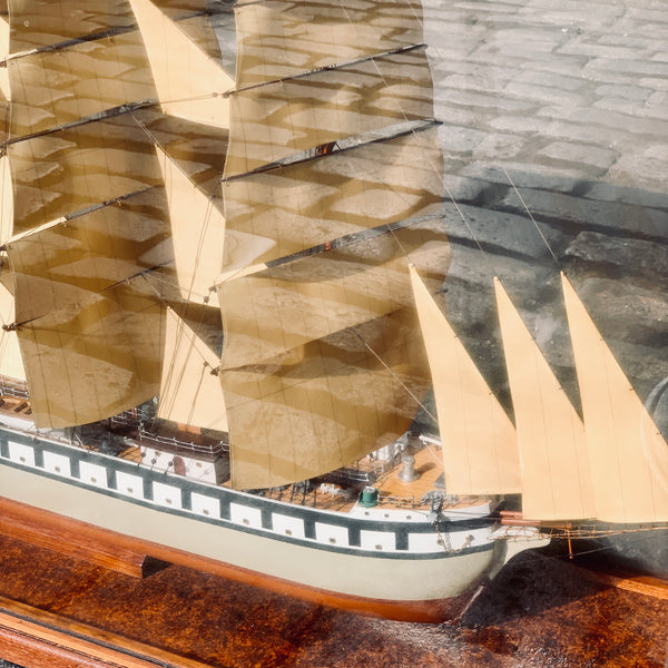 Antik håndbygget Modelskib af fire-mastet bark “Archibald Russel”