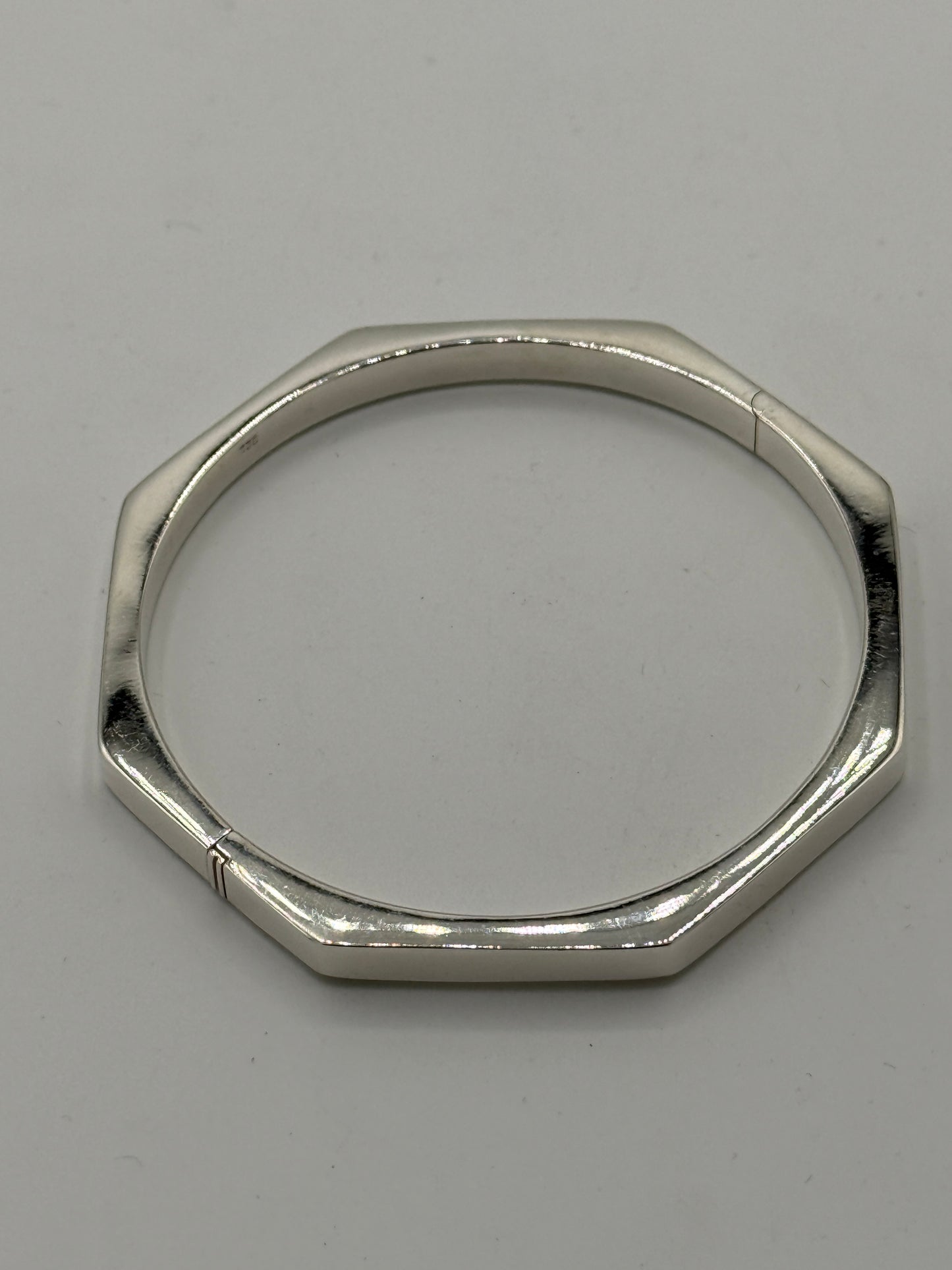 Vintage modernistisk oktagonal Sterlingsølv armring. Fra 1980érne