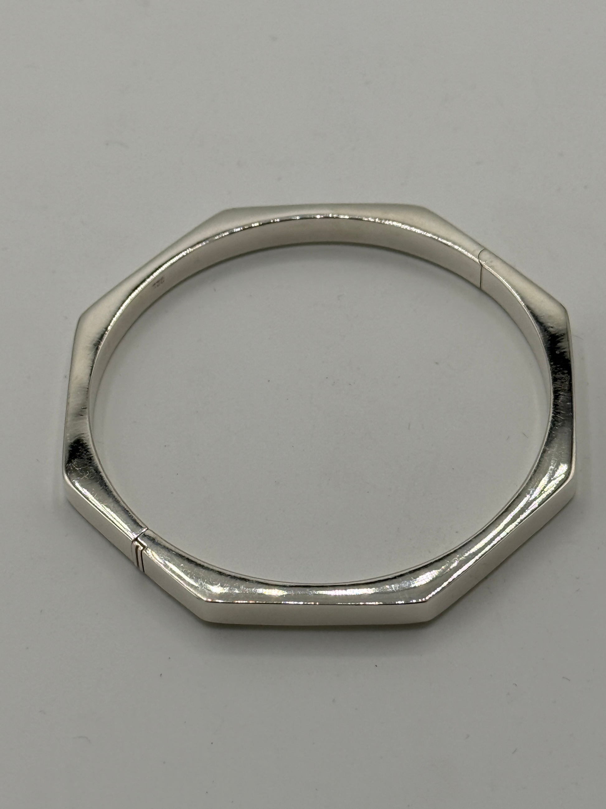 Vintage modernistisk oktagonal Sterlingsølv armring. Fra 1980érne