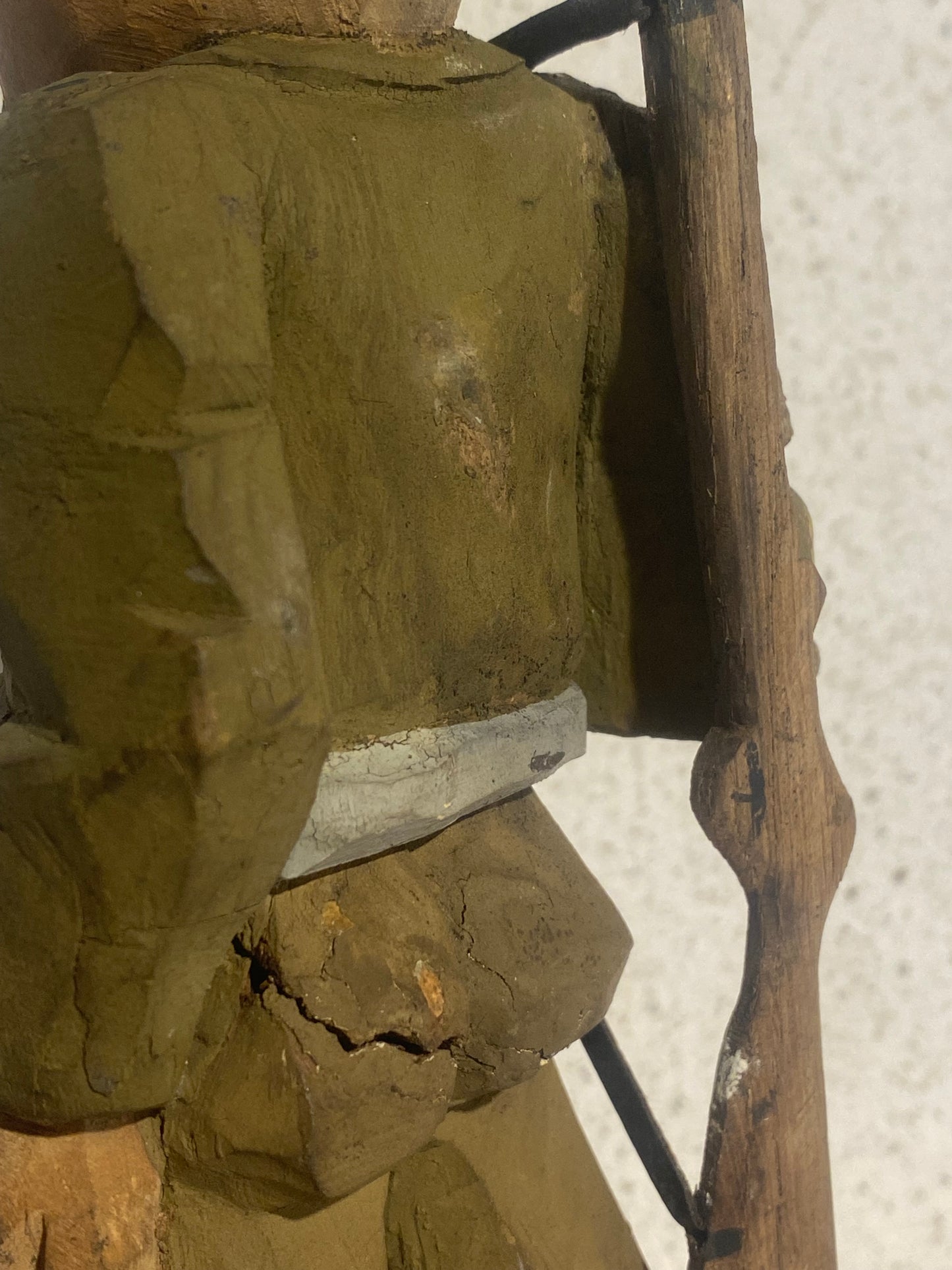 Vintage håndskåret svensk folkekunst træfigur, soldat med gevær ca. midt 1900-tallet