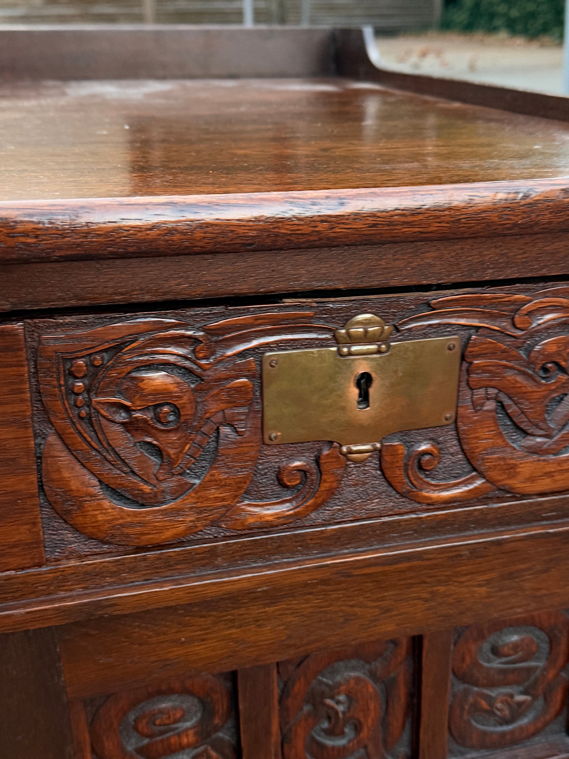 Antik Norsk Viking Dragestil Piedestal skrivebord.Fra 1880-1915
