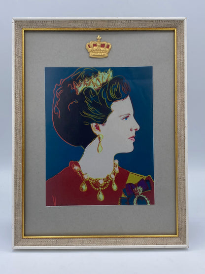 Et portræt af Dronning Margrethe d. II. i farverne blå, rød og gul. Billedet er signeret af Andy Warhol og er fremstillet i 1985