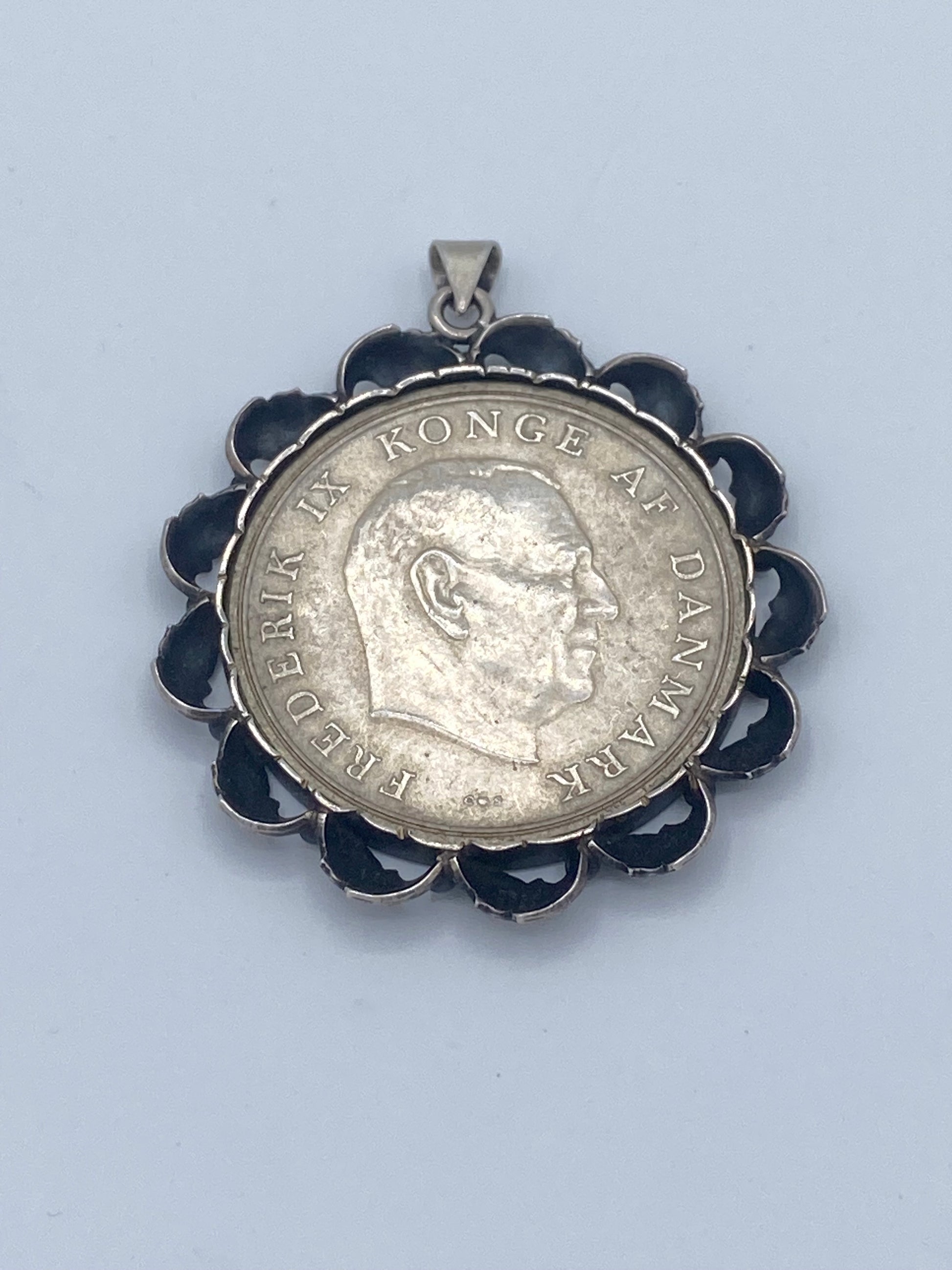 N.E. From (1944-2009). Dansk sølv 5-krone Bryllups mindemønt vedhæng. Fra 1964