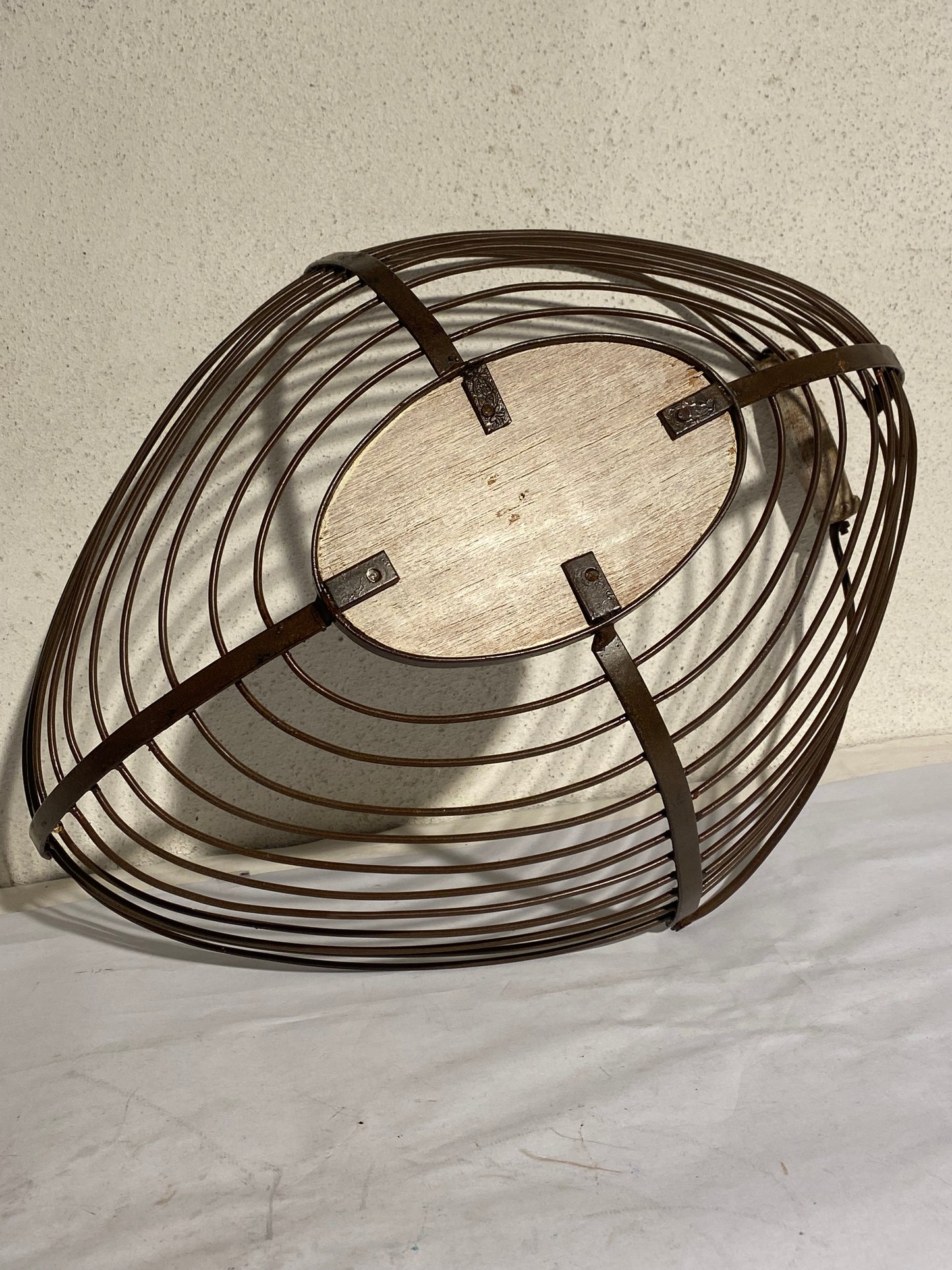 Stor vintage trådkurv i metal og træ