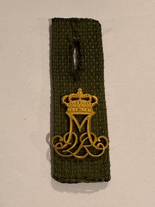 Margrethe d.2. Rex mærke, med knaphulsholder i lærred.