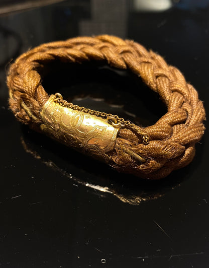 Antik victoriansk sørgesmykke armbånd af menneskehår og guldbelagt metal. Fra 1800-tallet.