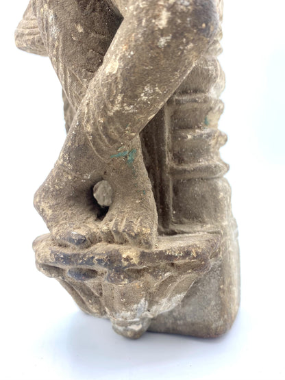 Indisk tempelvogter-figur, Dvarapala, i grå sandsten. Nordindien, ca. 10.–12. årh.