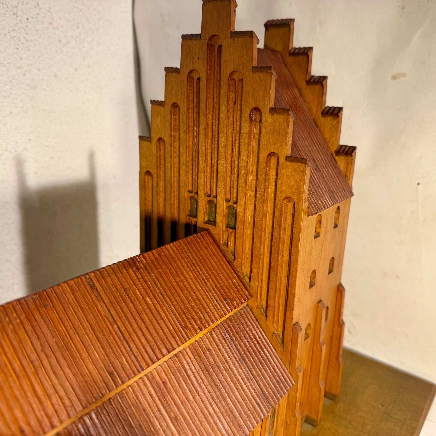 Antik håndbygget Kirke træmodel. Fra slut 1800/start1900 tallet.