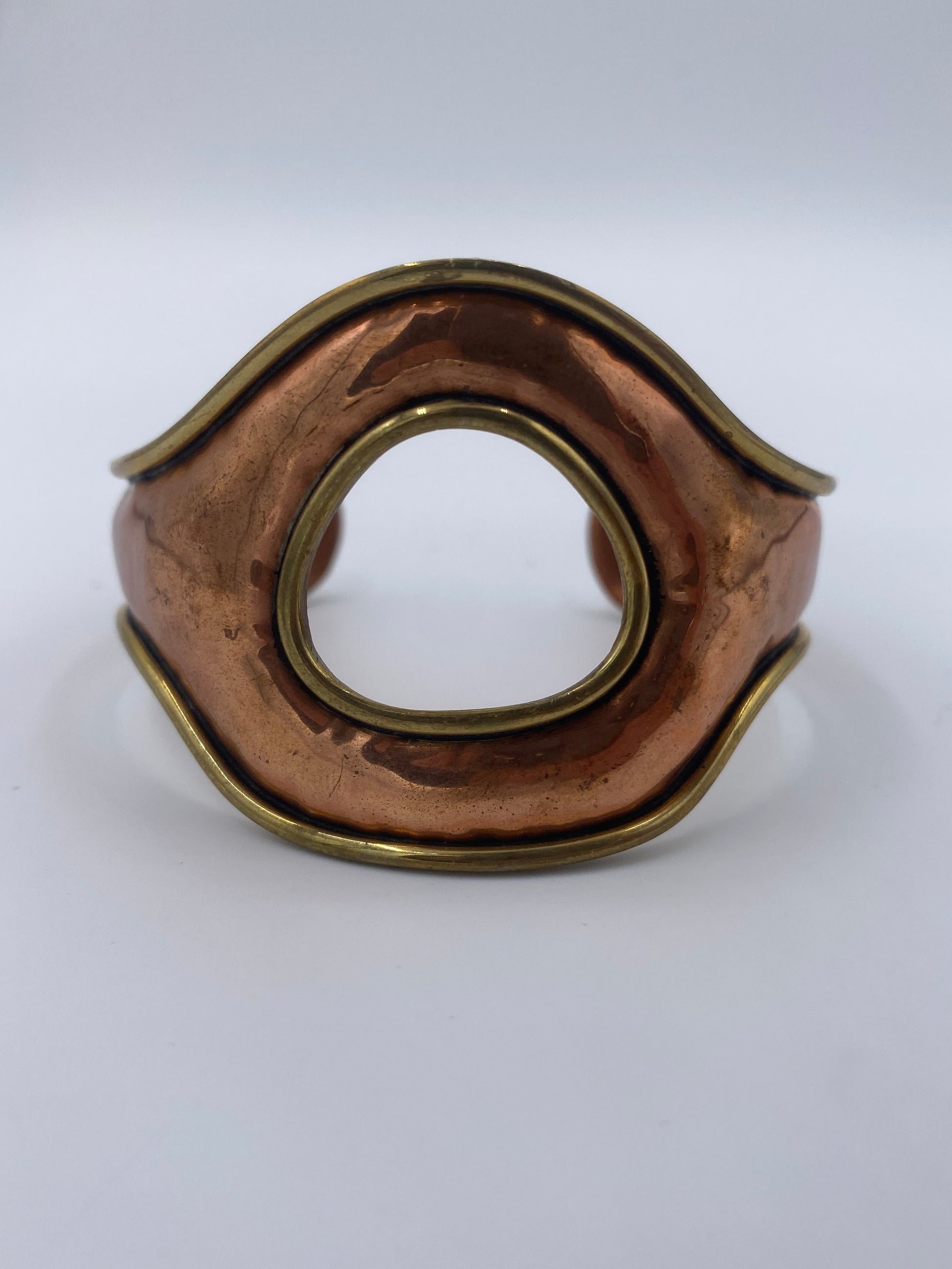 Erik Dennung (1925-2007). Vintage dansk armring i messing og kobber. Fra midt 1900-tallet