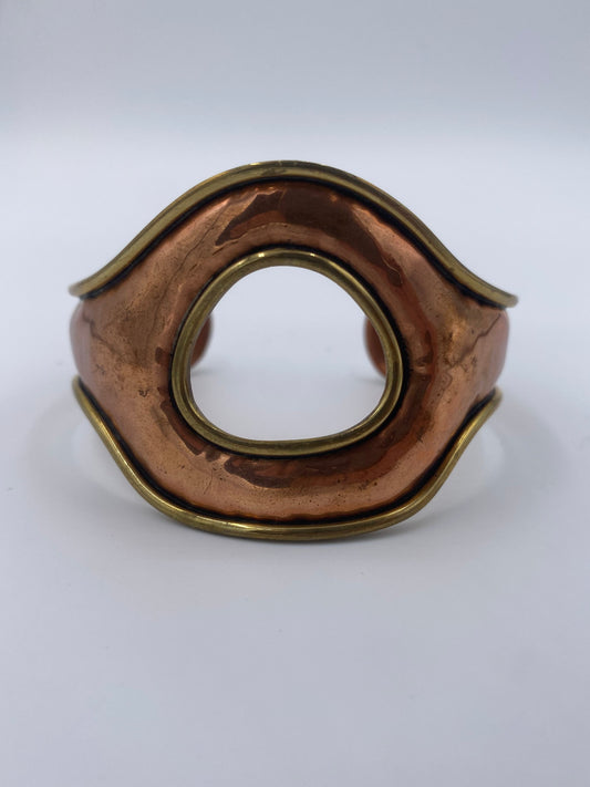 Erik Dennung (1925-2007). Vintage dansk armring i messing og kobber. Fra midt 1900-tallet
