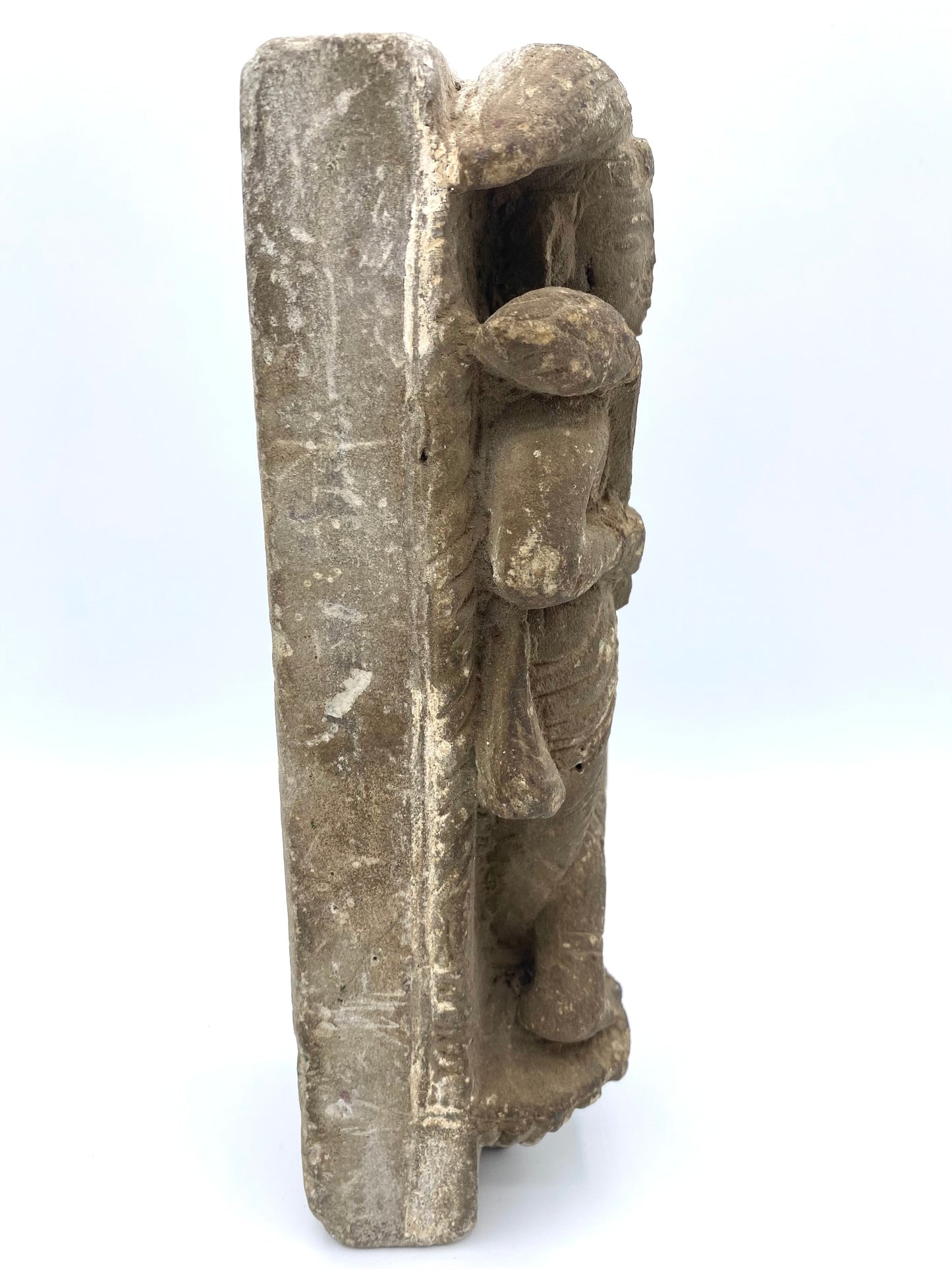 Indisk tempelvogter-figur, Dvarapala, i grå sandsten. Nordindien, ca. 10.–12. årh.