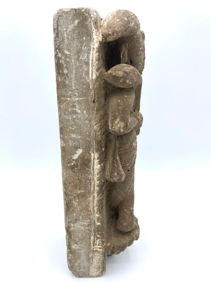 Indisk tempelvogter-figur, Dvarapala, i grå sandsten. Nordindien, ca. 10.–12. årh.