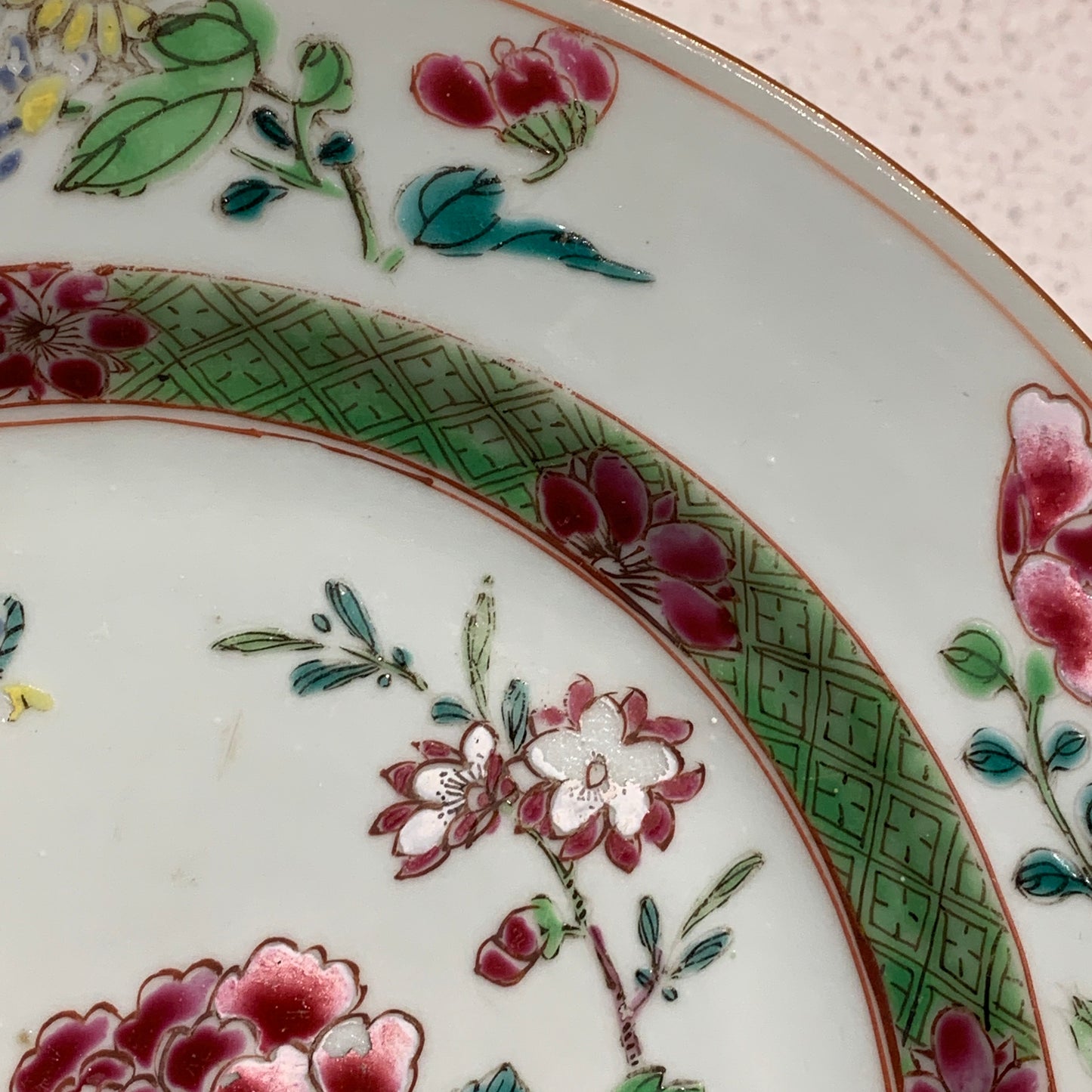 Kinesisk famille rose tallerken, Qianlong Dynastiet (år 1735-1796.)