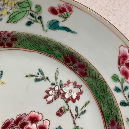 Kinesisk famille rose tallerken, Qianlong Dynastiet (år 1735-1796.)
