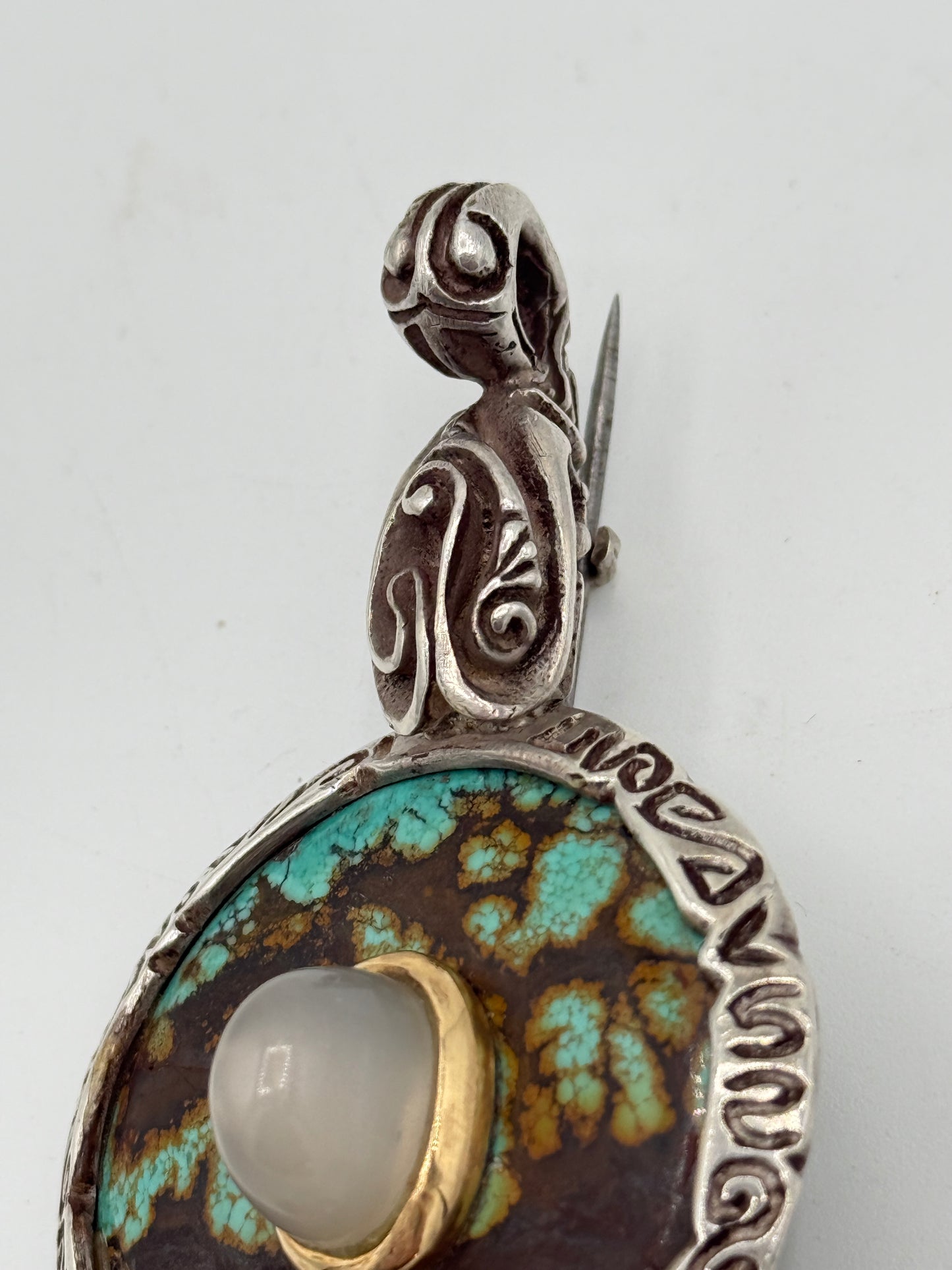 Claude Schwartz, Paris (1958-) Vintage unika Studio jewelry broche i Sølv, Guld, Månesten og Turkis. Fra 1960érne