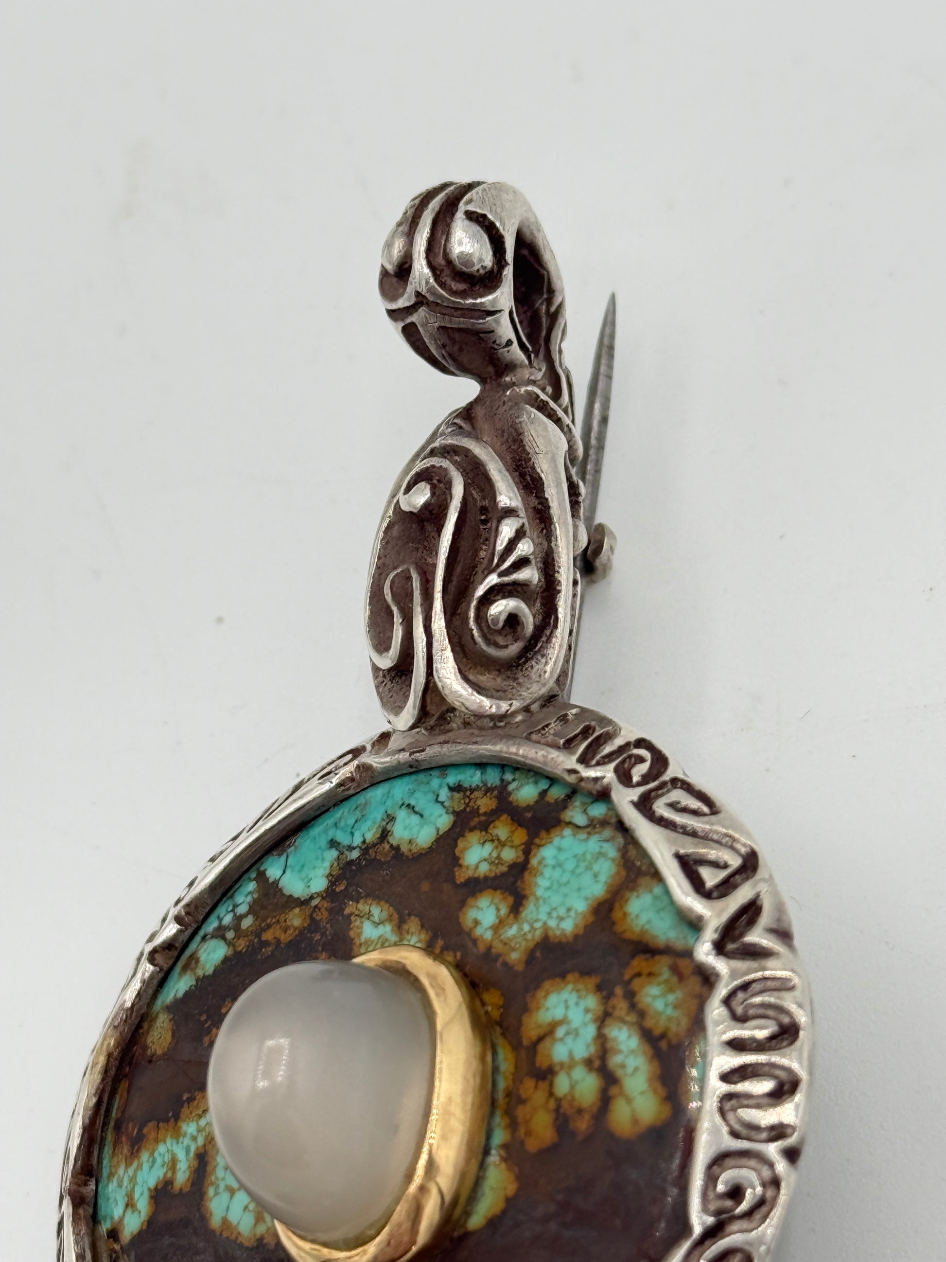 Claude Schwartz, Paris (1958-) Vintage unika Studio jewelry broche i Sølv, Guld, Månesten og Turkis. Fra 1960érne