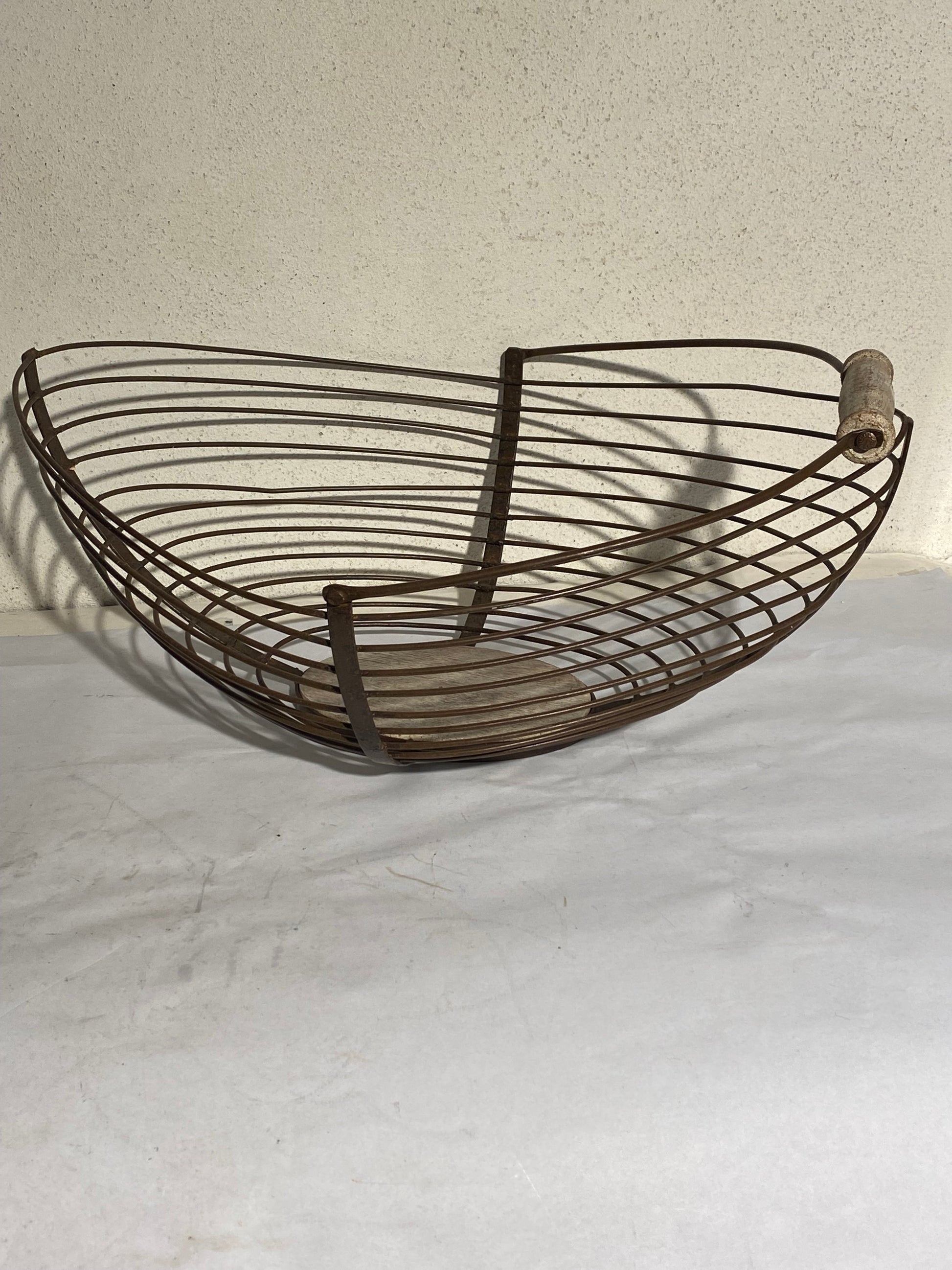 Stor vintage trådkurv i metal og træ