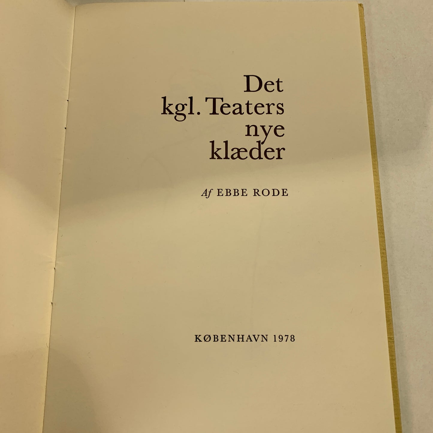 Ebbe Rode, Det kgl. Teaters nye klæder, signeret , fra 1978. 1.Udg. 1.Oplag.