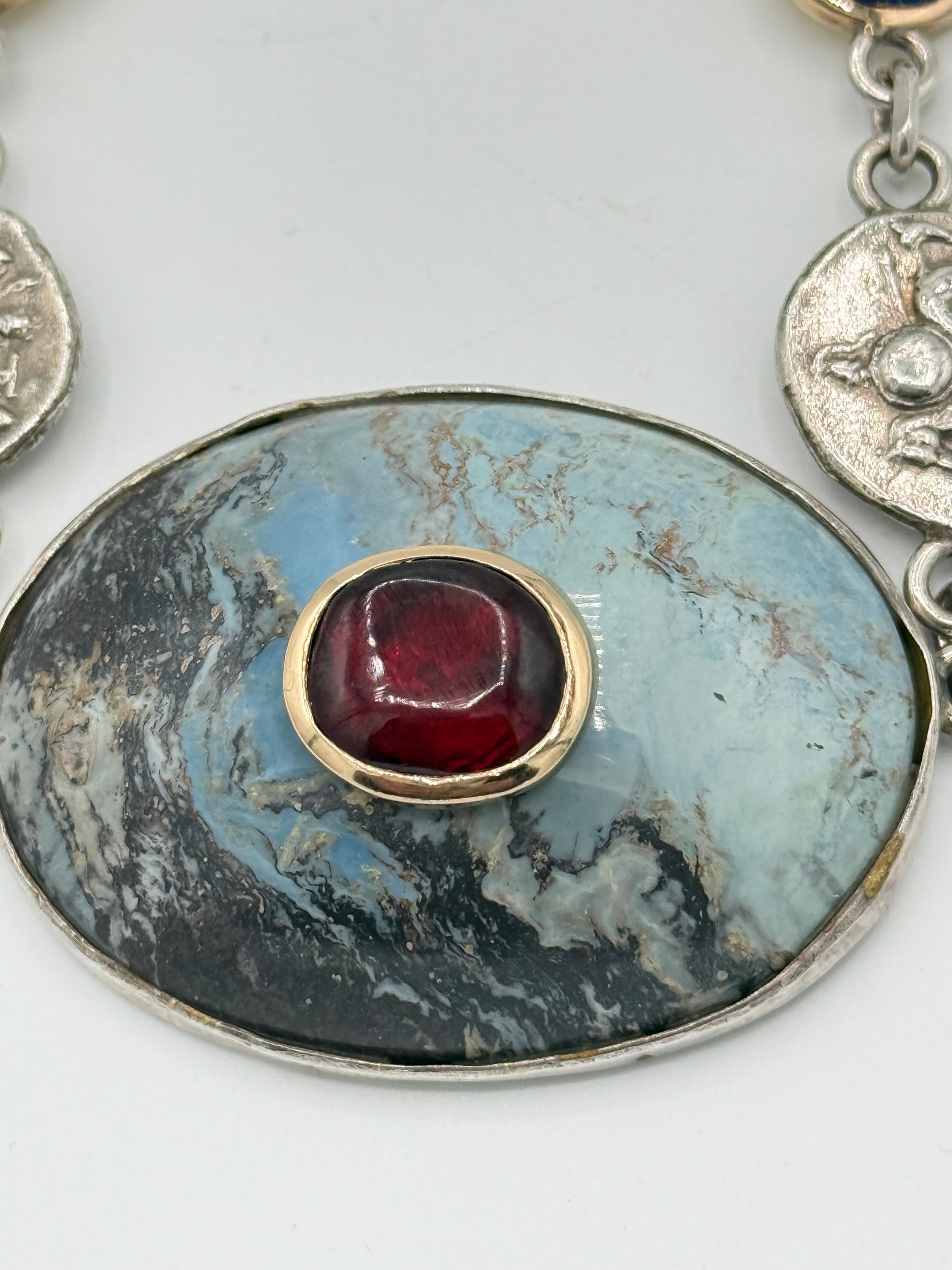 Claude Schwartz, Paris (1958-) Vintage unika Studio jewelry Collier i Sølv, Guld, Granat, Jaspis og Lapis lazuli. Fra 1960érne