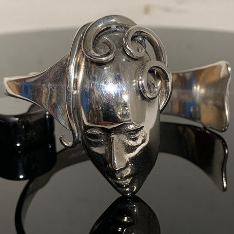 Armbånd med Medusa hoved i sølvplet.