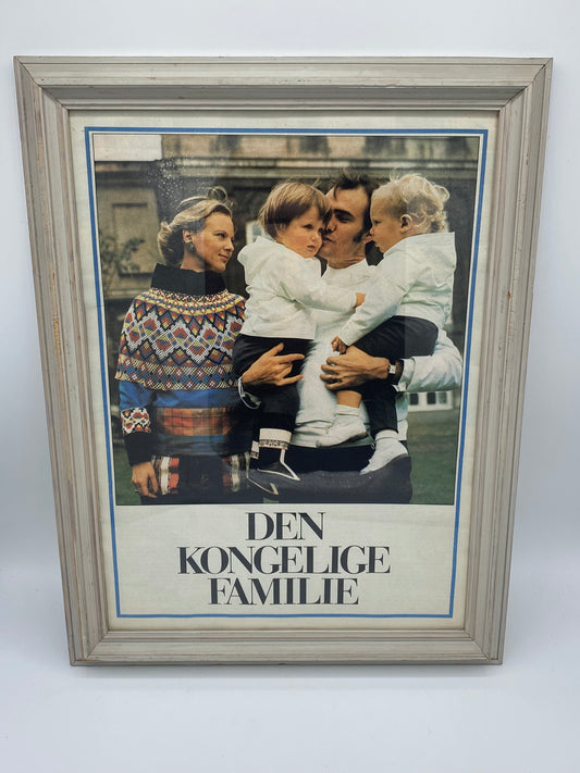 "Den Kongelige Familie" er et vintage billede fra 1960/70'erne, der viser en familie med tre børn og to voksne. Billedeet er frems