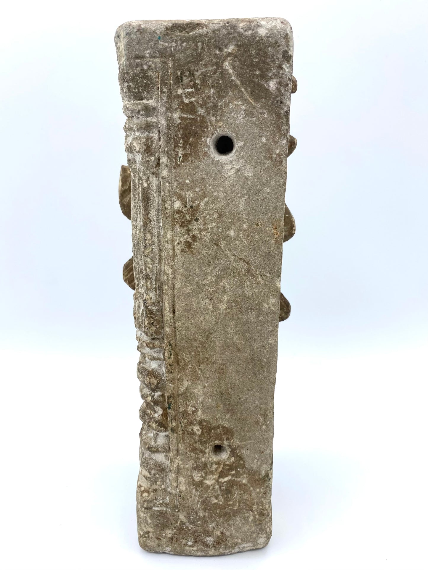 Indisk tempelvogter-figur, Dvarapala, i grå sandsten. Nordindien, ca. 10.–12. årh.