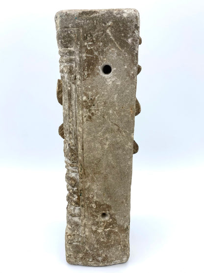 Indisk tempelvogter-figur, Dvarapala, i grå sandsten. Nordindien, ca. 10.–12. årh.
