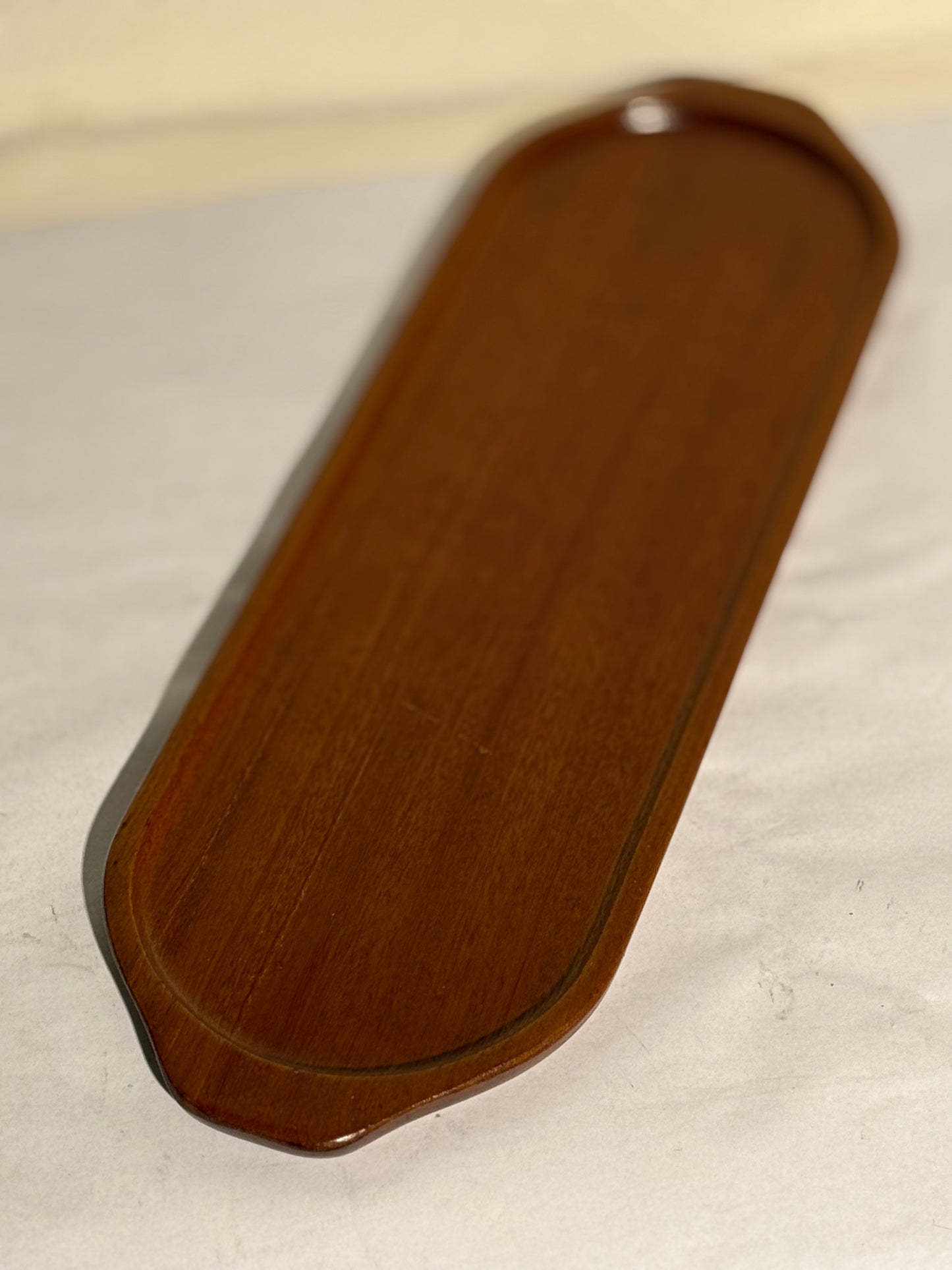 Vintage dansk design aflangt teaktræ fad. Fra 1960'erne