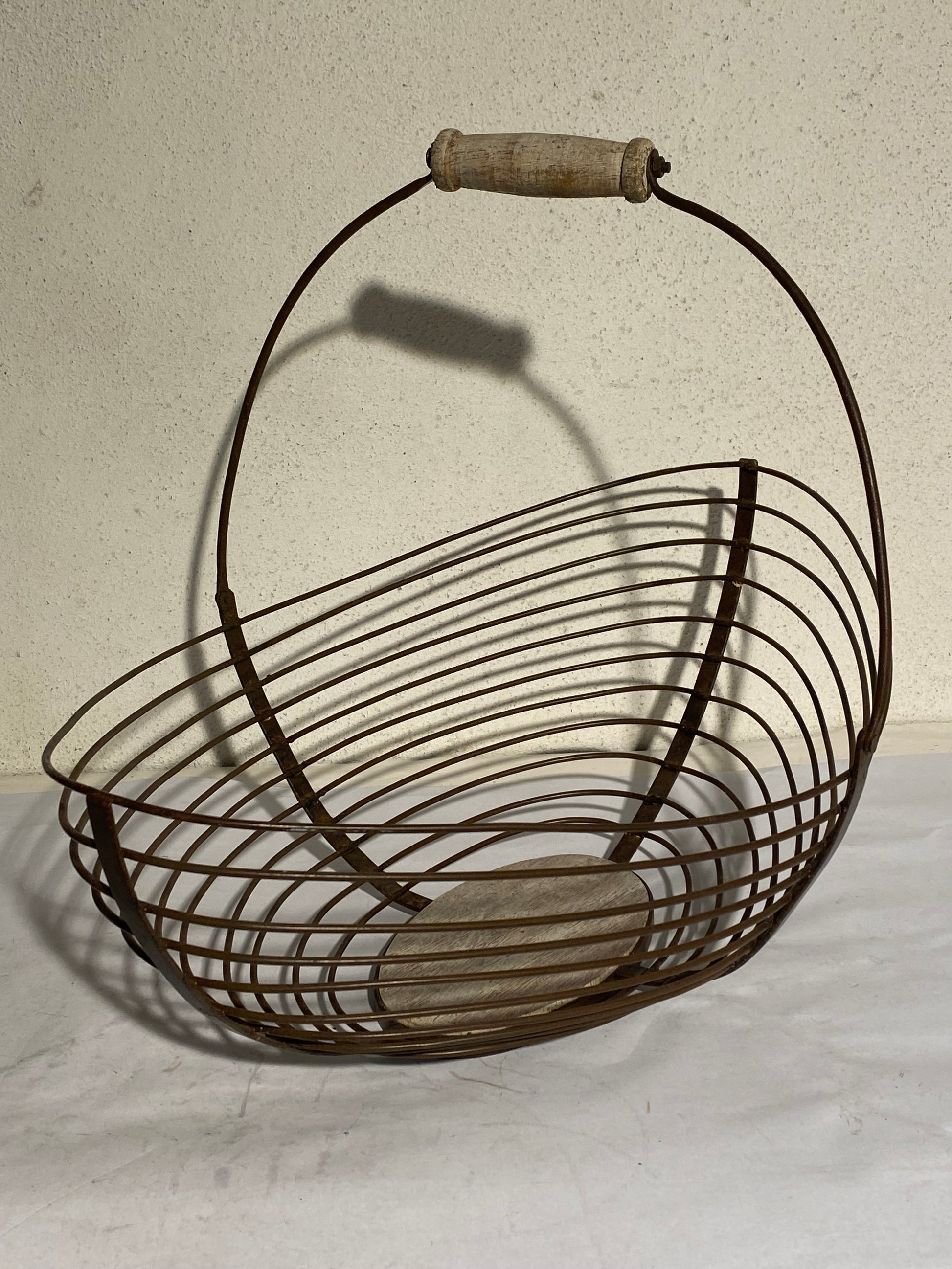 Stor vintage trådkurv i metal og træ
