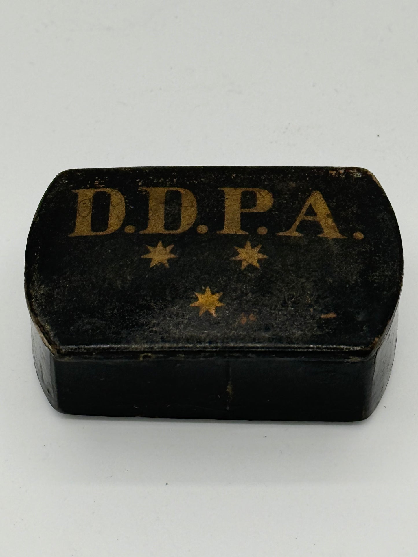 Antik D.D.P.A lak papermache æske. Danmark, start 20. Århundrede