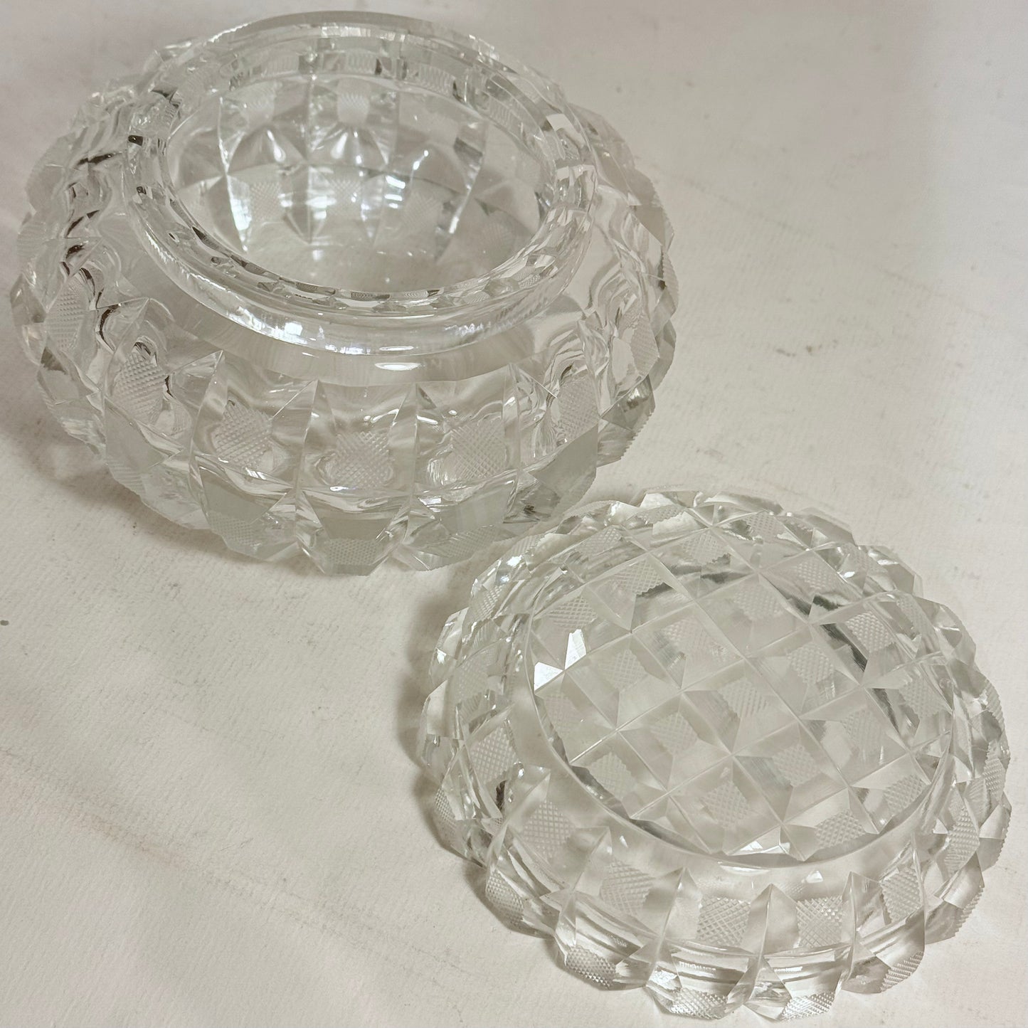 Ældre Bøhmisk krystal glas Bonbonniere.