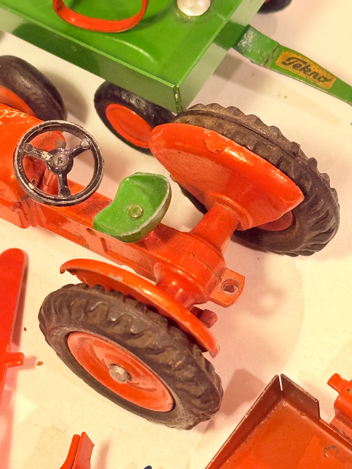 TEKNO Denmark Ferguson traktor med tilbehør. No. 460.