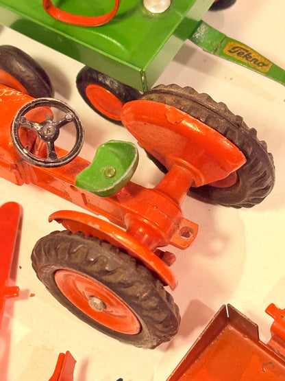 TEKNO Denmark Ferguson traktor med tilbehør. No. 460.