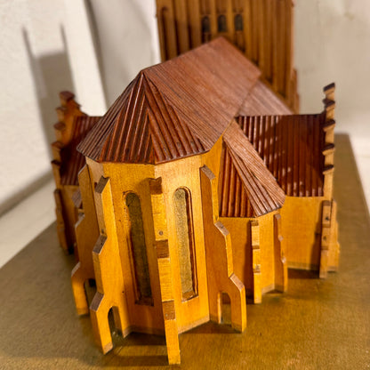 Antik håndbygget Kirke træmodel. Fra slut 1800/start1900 tallet.