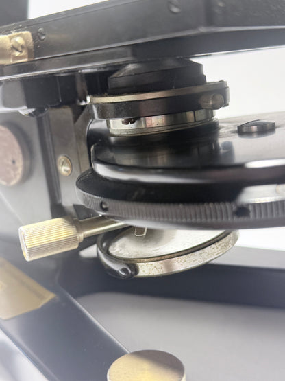 Reichert optisk mikroskop No 198504, med fire objektiver. Østrig. Fra 1940érne