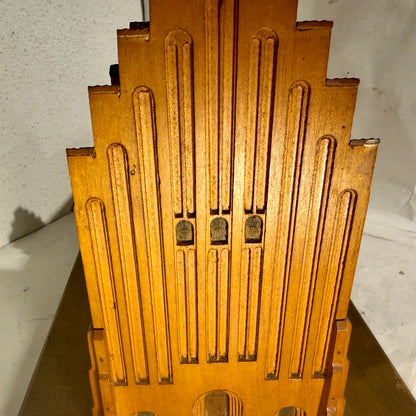 Antik håndbygget Kirke træmodel. Fra slut 1800/start1900 tallet.