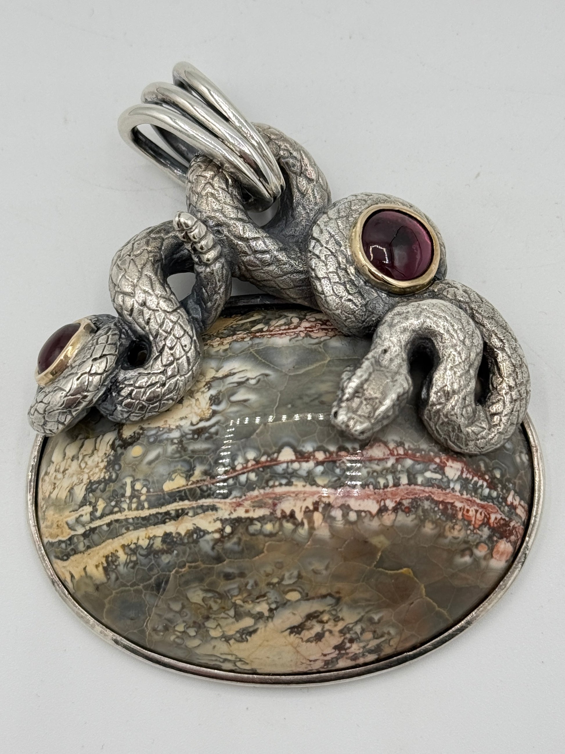 Vintage unika Studio jewelry vedhæng i Sølv, Guld, Granat og Jaspis. Fra 1960érne