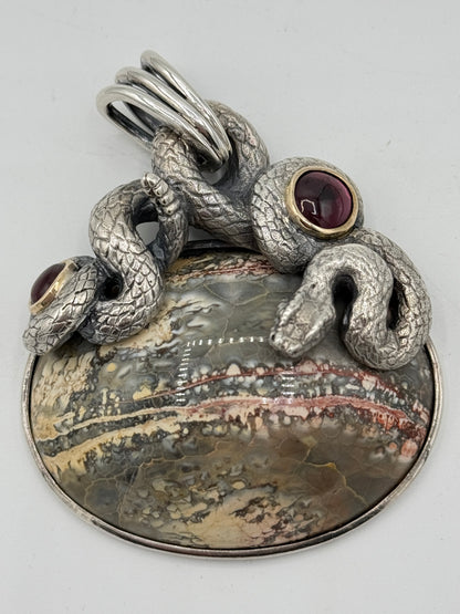 Vintage unika Studio jewelry vedhæng i Sølv, Guld, Granat og Jaspis. Fra 1960érne