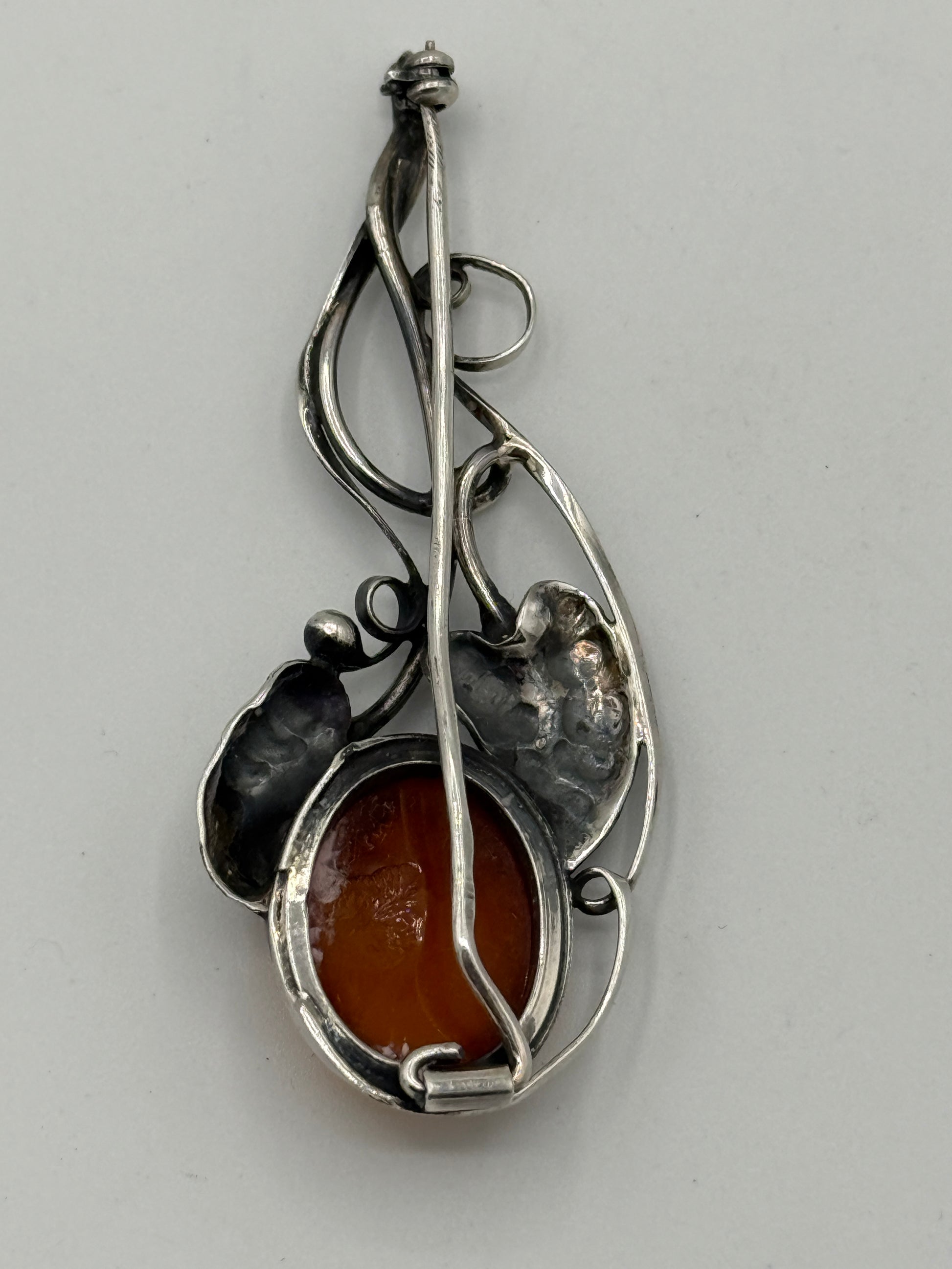 Vintage unika skønvirkestil Rav & Sterlingsølv broche. Polen. Fra 1980érne